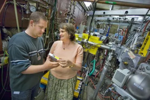 Peggy Norris discusses science with fellow researcher
